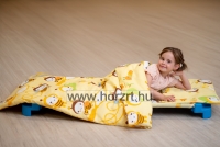 Óvodai steppelt lepedő - Méhecskés - sárga, sarokgumis