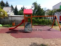 Csúszdatorony hintaállvánnyal