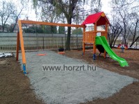 Csúszdatorony hintaállvánnyal