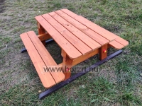 Gyermek kanadai pad-bölcsis<br>ülésmagasság 24 cm<br>asztalmagasság 44 cm