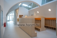 Komfort gyermeköltöző 5 fős, rácsos cipőtartóval-juhar